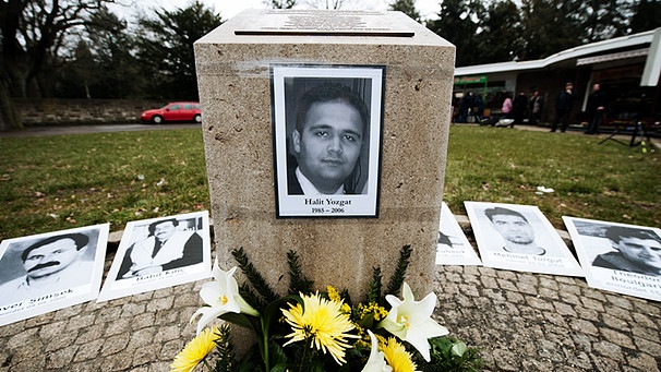 Der Gedenkstein für Halit Yozgat in Kassel (Hessen), dahinter sind die Porträts der anderen NSU-Mordopfer abgelegt  | Bild: picture-alliance/dpa