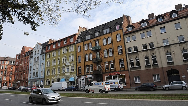 Blick auf den damaligen Tatort (orangefarbene Fassade) an der Holländischen Straße in Kassel. Hier wurde  Halit Yozgat ermordet | Bild: picture-alliance/dpa
