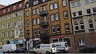 Blick auf den damaligen Tatort (orangefarbene Fassade) an der Holländischen Straße in Kassel. Hier wurde  Halit Yozgat ermordet | Bild: picture-alliance/dpa