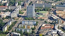 Das Stadtzentrum von Chemnitz in Westsachsen mit dem Hotel Mercure (M. l.) und der benachbarten Stadthalle (daneben r.), sowie dem neu gestalteten Stadtkern rund um das historische Rathaus (M. r.) | Bild: picture-alliance/dpa