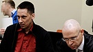 Der Angeklagte Ralf Wohlleben sitzt im Gerichtssaal im Oberlandesgericht in München neben seinem Anwalt | Bild: picture-alliance/dpa