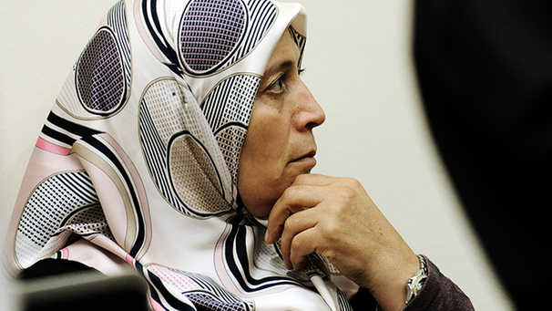 Ayse Yozgat, Mutter des Kasseler NSU-Opfers Halit Yozgat, im Gerichtssaal des Oberlandesgerichts in München  | Bild: picture-alliance/dpa