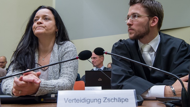 Angeklagte Beate Zschäpe im Gerichtssaal in München neben ihrem Anwalt Mathias Grasel | Bild: picture alliance / Peter Kneffel/dpa