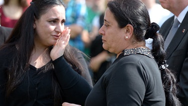 Elif (r) und Gamze Kubasik, die Ehefrau und die Tochter des am 4. April 2006 ermordeten Dortmunders Mehmet Kubasik | Bild: picture-alliance/dpa
