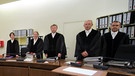 NSU-Prozess: Vorsitzender Richter Manfred Götzl (2.v.r.) und sein Staatsschutzsenat | Bild: picture-alliance/dpa