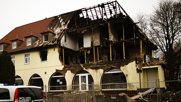 Zwickauer Terrorzelle: Das Haus, in dem die Mitglieder des NSU, Zschäpe, Böhnhardt und Mundlos, gewohnt hatten, wenige Tage nach der Explosion | Bild: picture-alliance/dpa