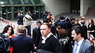 Geschehen vor dem Gericht nach der Verhandlung | Bild: BR/Selvi Duman