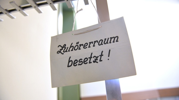 NSU-Prozess: Schild "Zuhörerraum besetzt" | Bild: picture-alliance/dpa