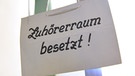 NSU-Prozess: Schild "Zuhörerraum besetzt" | Bild: picture-alliance/dpa