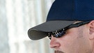 Symbolbild: Mann mit Baseballmütze und Sonnenbrille | Bild: colourbox.com; Montage:BR