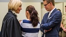 Die Angeklagte Beate Zschäpe im Gerichtssaal des Oberlandesgerichts in München neben ihren Anwälten Anja Sturm und Wolfgang Heer (Archiv) | Bild: dpa-Bildfunk