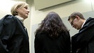 Angeklagte Beate Zschäpe mit ihren Verteidigern am 14.10.14 im Gerichtssaal in München | Bild: dpa-Bildfunk