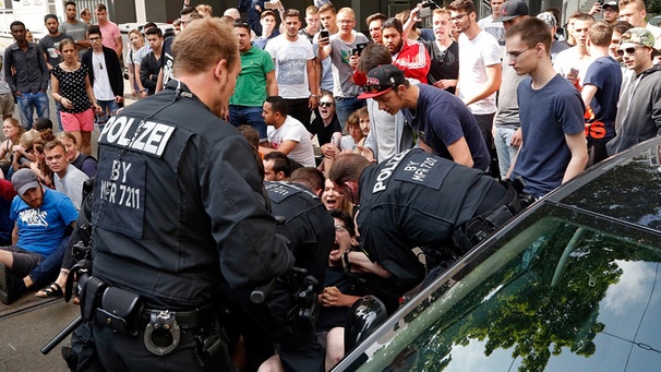 Polizei in Nürnberg geht gegen Schüler vor | Bild: dpa-Bildfunk