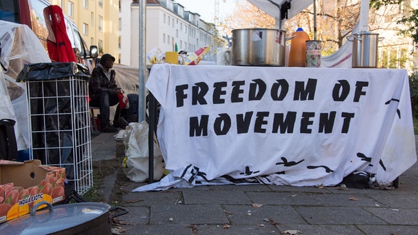 Asylbewerber protestieren vor dem Sozialministerium in München | Bild: Salvan Joachim / BR