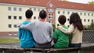 Syrische Familie vor Asylwohnheim | Bild: picture-alliance/dpa
