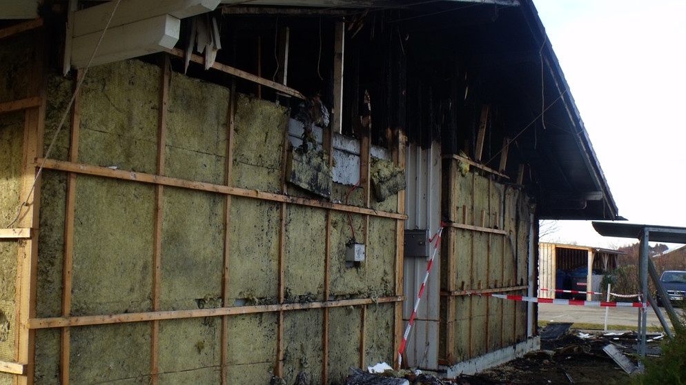 Das beschädigte Asylbewerberheim nach der Brandstiftung vom 09.01.2014 | Bild: Thies Marsen - BR