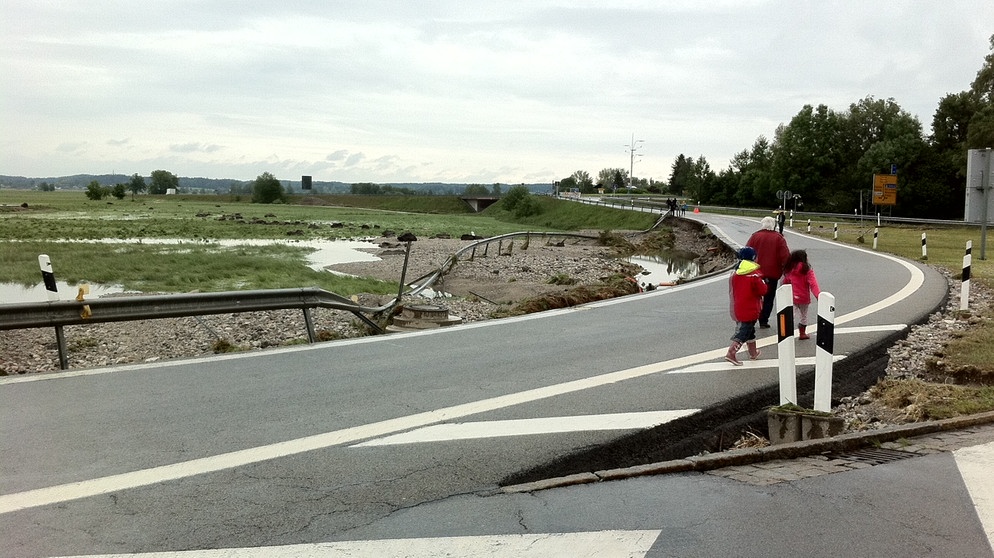 Das Hochwasser hat Straßen im Chiemgau, sowie die A 8 und einen Bahndamm beschädigt | Bild: BR / Christine Haberlander