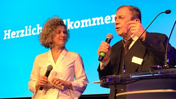 Die Leiter der Redaktion Oberbayern Diane Dotzauer und Rudi Küffner begrüßen die Gäste.  | Bild: BR/Susanne Pfaller