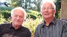 Manfred Gsinn und Kenny Morgans (r) 2011 in Großkarolinenfeld. Die beiden Männer haben sich nach dem Flugzeugabsturz immer wieder getroffen. | Bild: BR / Martin Binder
