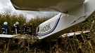 Ein Sportflugzeug ist im Maisacker bei Mößling notgelandet. Der Pilot blieb unverletzt. Feuerwehr und THW waren im Einsatz | Bild: TimeBreak21