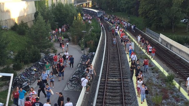 Rund 1.000 Fahrgäste fliehen am 20.07.2016 aus einer liegengebliebenen U-Bahn der Linie U6 in München. | Bild: Ben G. via Twitter @benjigeb