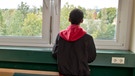 Symbolbild: Ein 16-Jähriger aus Eritrea steht am Fenster seiner Wohngruppe für unbegleitete minderjährige Flüchtlinge | Bild: picture-alliance/dpa