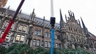 Der Christbaum 2016 auf dem Münchner Marienplatz wird aufgestellt. | Bild: BR / Axel Mölkner-Kappl