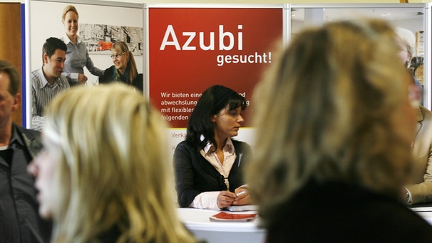 Interessierte schauen sich auf dem "Job-Speed-Dating" in Gelsenkirchen um und lassen sich beraten | Bild: picture-alliance/dpa/ Roland Weihrauch