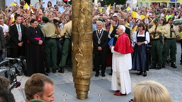 Papst Benedikt XVI. schaut sich am 11. September 2006 in Marktl am Inn die Benedikt-Säule an, die gegenüber seines Geburtshauses steht. | Bild: picture-alliance/dpa/Peter Kneffel