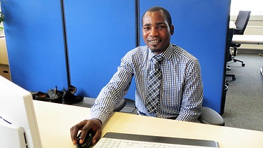 Samson Abiodun Olowu an seinem Schreibtisch bei Siemens | Bild: BR/Christine Gaupp
