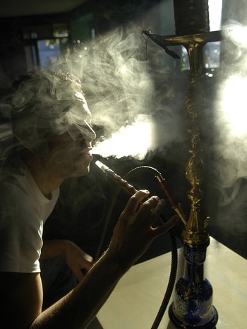 Ein junger Mann raucht in einer Bar in Hamburg eine Shisha-Pfeife (Symbolbild). | Bild: picture-alliance/dpa/Patrick Lux
