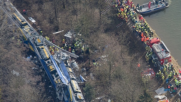 Die Unfallstelle des Zugunglücks von Bad Aibling am 9. Februar 2016 auf der Luft fotografiert. | Bild: picture-alliance/dpa/Peter Kneffel