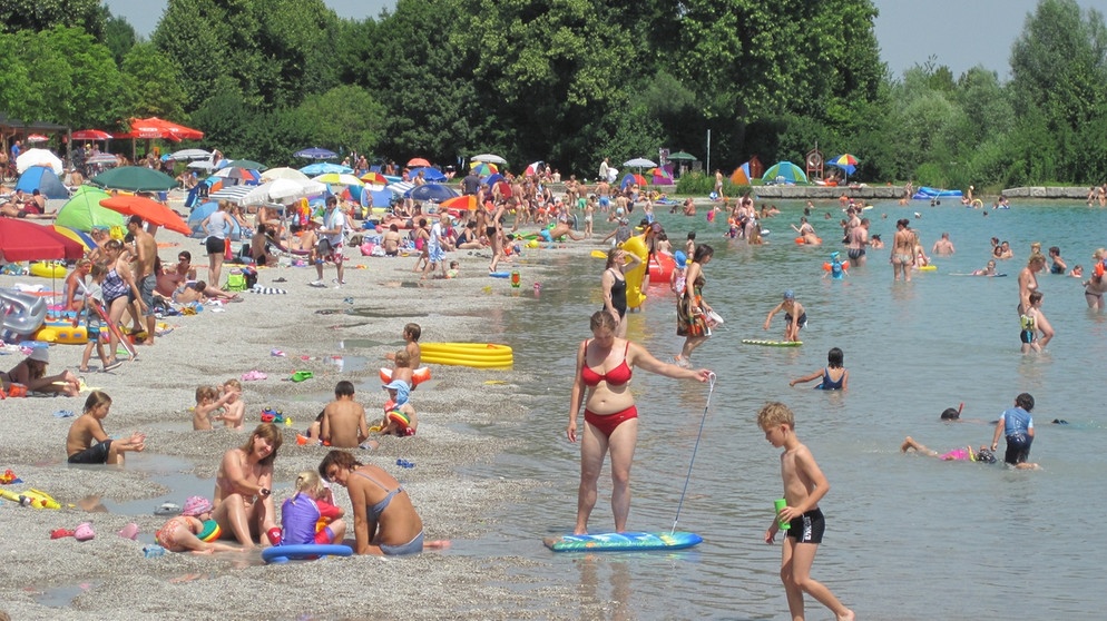 Badebetrieb an einem Sommertag am Langwieder See bei München.  | Bild: picture-alliance/dpa