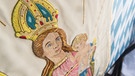  Als der historische "Schmied von Kochel" trägt ein Mann eine Marien-Fahne an Maria Himmelfahrt am 15.08.2016 beim Großen Trachtenfestzug durch Kochel am See (Bayern).  | Bild: dpa-Bildfunk/Peter Kneffel