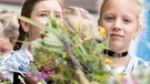  In Tracht gekleidete Mädchen tragen an Maria Himmelfahrt am 15.08.2016 in Kochel am See (Bayern) Kräuterbuschen in die Kirche. | Bild: dpa-Bildfunk/Peter Kneffel
