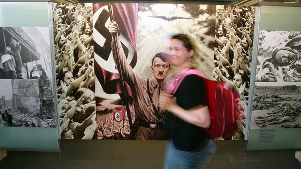 Eine Besucherin in der Ausstellung im NS-Dokumentationszentrum auf dem Obersalzberg bei Berchtesgaden | Bild: picture-alliance/dpa