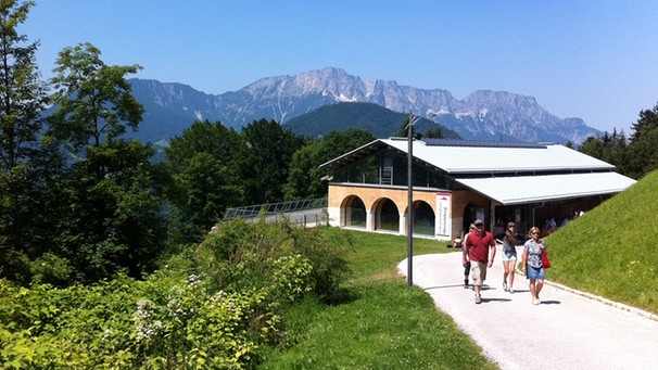 Besucher vor dem Dokuzentrum am Obersalzberg bei Berchtesgaden | Bild: BR/Chrstine Haberlander