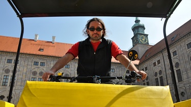 Elvis Chavez mit seiner Rikscha in München. | Bild: picture-alliance/dpa