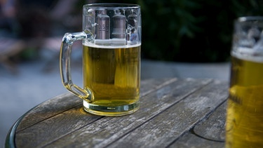 Zwei Krüge mit Bier | Bild: picture-alliance/dpa