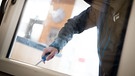 Einbrecher hebelt Fenster auf | Bild: picture-alliance/dpa/Frank Rumpenhorst