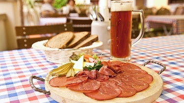 Brotzeitplatte und Bier aus Oberfranken auf einem rustikal gedeckten Tisch | Bild: Genussregion Oberfranken