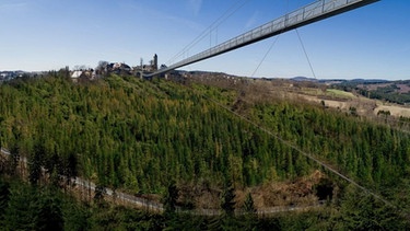 Die im Landkreis Hof geplanten Frankenwaldbrücken sollen die weltweit längsten Fußgängerhängebrücken werden. Nun wurde bekannt, dass sie fast doppelt so teurer werden sollen als bisher berechnet. Die Kosten werden auf 40,8 Millionen Euro geschätzt. | Bild: Landkreis Hof