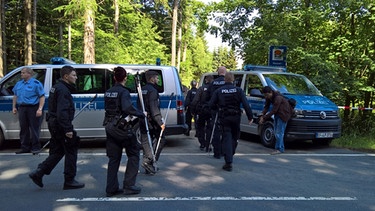 Polizei sucht Waldstück ab | Bild: BR/Studio Franken, Markus Feulner