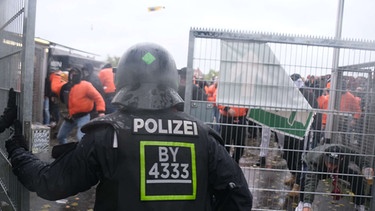 Abgetretene Toilettenschüsseln und ein Übergriff auf einen Fotoreporter – beim Fußballspiel zwischen Dynamo Dresden und der SpVgg Bayreuth ging es vor elf Monaten nicht nur ums Sportliche. Jetzt hat die Polizei Ermittlungsergebnisse präsentiert. | Bild: Polizei