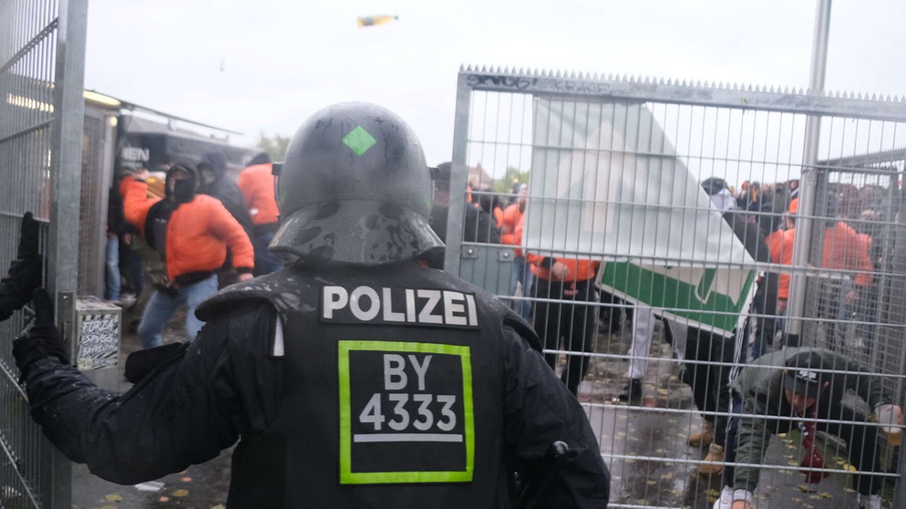Abgetretene Toilettenschüsseln und ein Übergriff auf einen Fotoreporter – beim Fußballspiel zwischen Dynamo Dresden und der SpVgg Bayreuth ging es vor elf Monaten nicht nur ums Sportliche. Jetzt hat die Polizei Ermittlungsergebnisse präsentiert. | Bild: Polizei