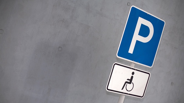 Schild für Rollstuhlfahrerparkplatz | Bild: picture-alliance/dpa