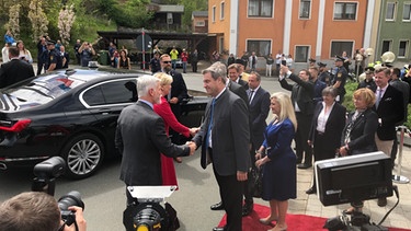 Die Beziehungen zwischen Bayern und der Tschechien sind so gut wie noch nie. Das sagte der tschechische Staatspräsident Petr Pavel in Selb. Dort hat er mit Ministerpräsident Markus Söder die bayerisch-tschechischen Freundschaftswochen eröffnet. | Bild: BR/Markus Feulner 