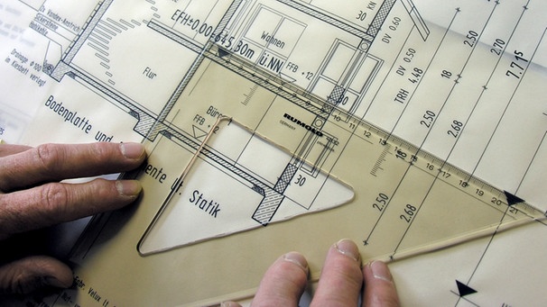 Ein Architekt zeichnet auf Millimeterpapier | Bild: picture-alliance/dpa