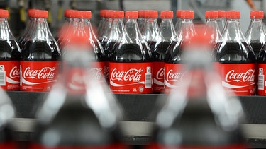 Coca Cola-Flaschen in der Produktionskette | Bild: picture-alliance/dpa