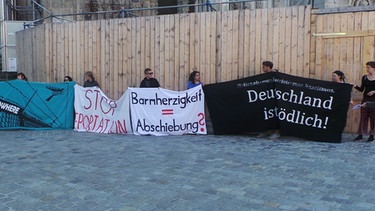 Unterstützer demonstrieren für dauerhaftes Bleiberecht für die Geflüchteten im Regensburger Pfarrheim | Bild: BR/Amelie Eggerstorfer